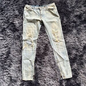 MNML Distressed Light Wash Jeans – Men’s Size 33